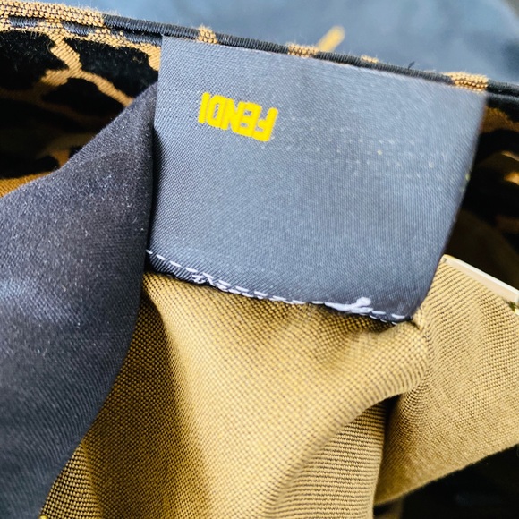 Gorgeous FENDI Leopard Logo Handbag - Picture 6 of 10